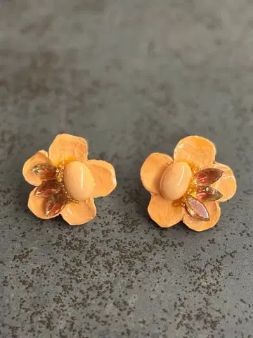 꽃 모양 살몬 핑크 귀찌 수지제