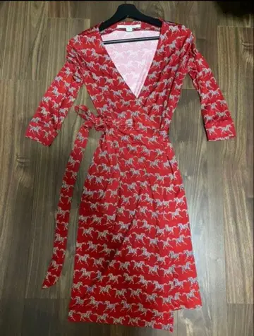 Diane von Furstenberg 말 패턴 랩 드레스