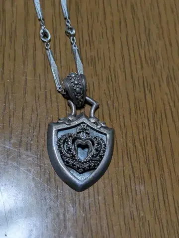 BLESS 목걸이 탑 왕관