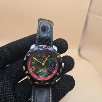 컬러풀한 수동 와인딩 시계