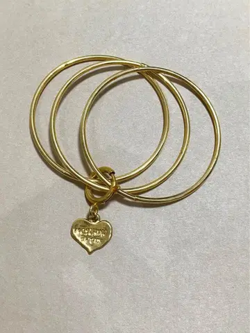 Moschino 하트 참 포함 팔찌 뱅글