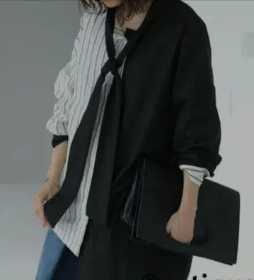 리본 포함 블랙과 스트라이프 긴팔 셔츠