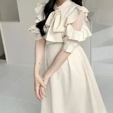 tity&co 시어 숄더 프릴 소매 보타이 원피스 화이트 M 사이즈