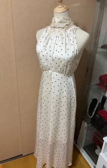 아이보리 도트 무늬 슬리브리스 원피스