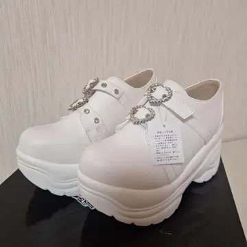 러브 헌터 통굽 스니커즈 하트 비쥬 스니커즈 미사용 새상품