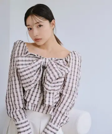 [ SNIDEL ] 리본 디자인 시어 블라우스