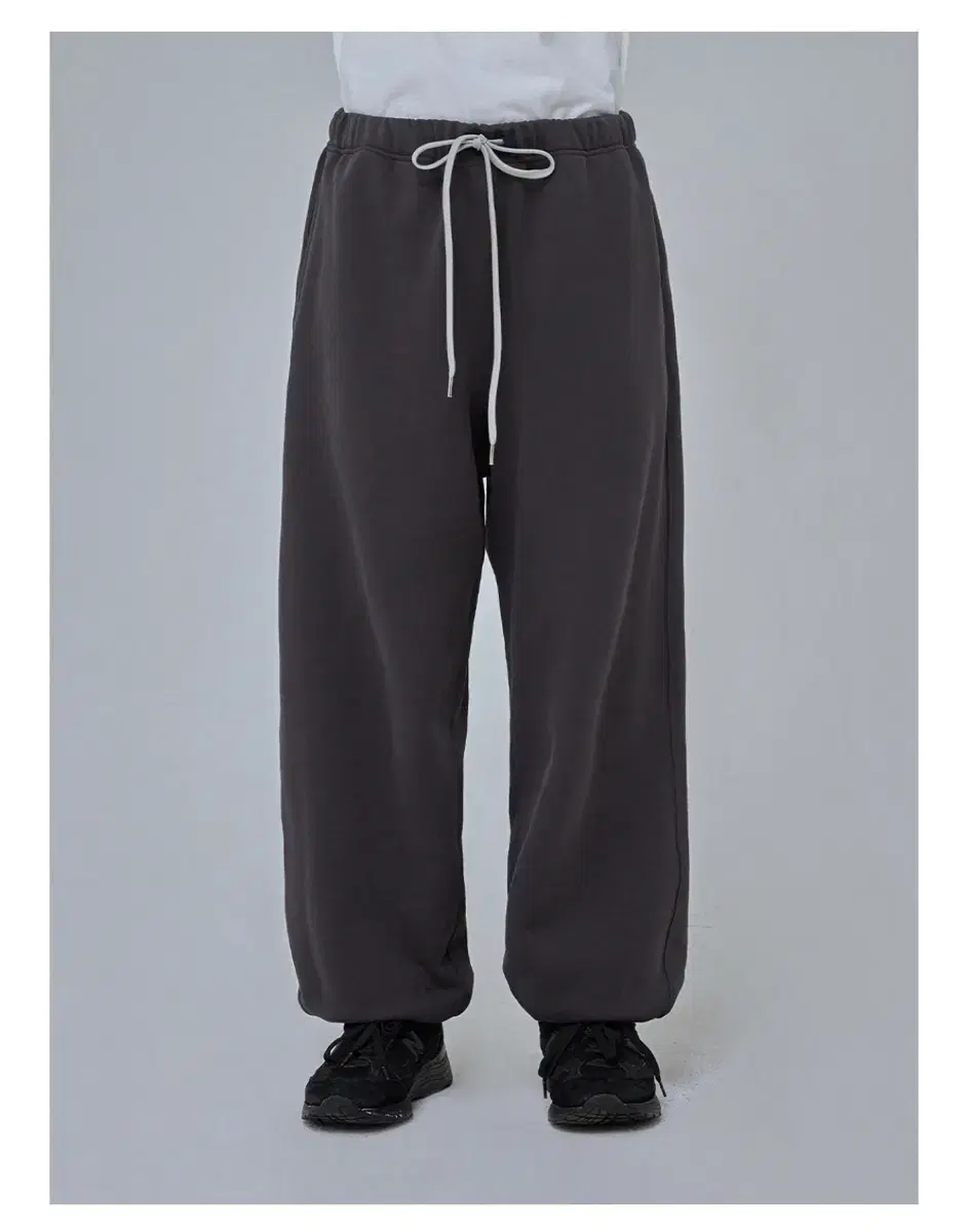 Moif Functional Uniform TRAINER SWEAT PANTS CHARCOAL 1