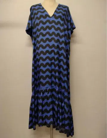 극미품! 크리스찬 원나이츠 총무늬 보더 원피스 34