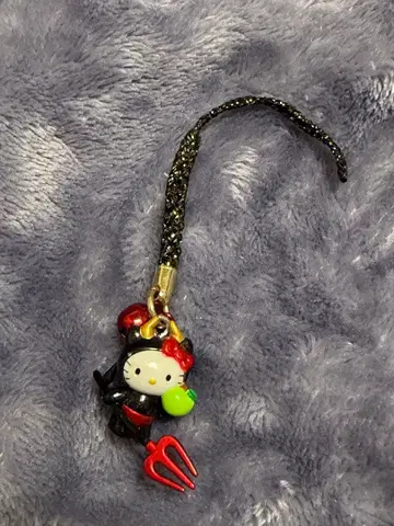 지역 한정 헬로키티 키링 데빌 애플 레어 블랙