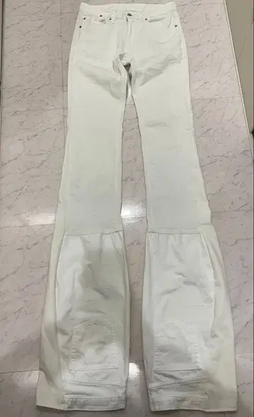 화이트 데님 턱 플레어 팬츠