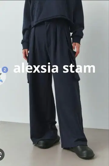 alexsia stam 맨투맨