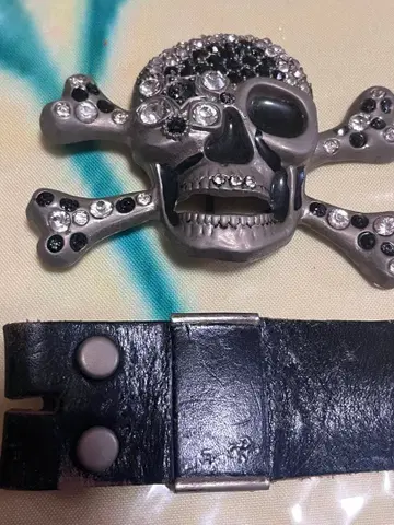 스컬 디자인 가죽 벨트. 스와로스키