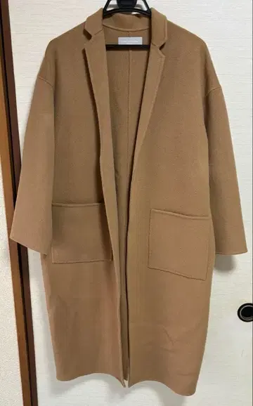 Audrey and John Wad 카멜 브라운 리버 코트 롱