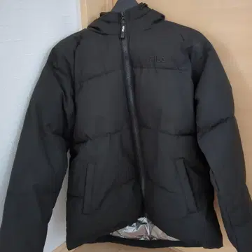 새상품에 가까운 FILA 블랙 다운 자켓 후드 부착