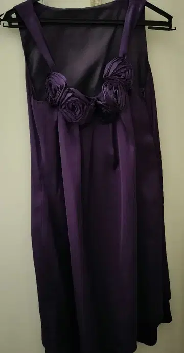 보라색 플라워 모티브 슬리브리스 원피스