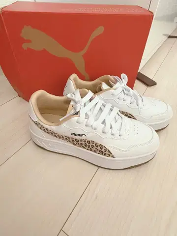 PUMA 화이트 레오파드 스니커즈 23cm