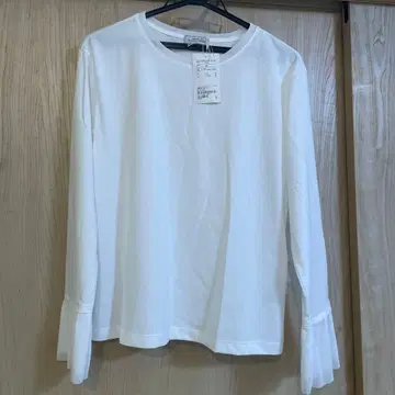 그린 라벨 플레어 슬리브 화이트 긴팔 T셔츠