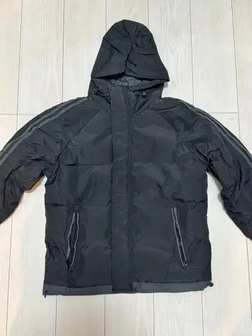 후드 부착 블랙 다운 자켓