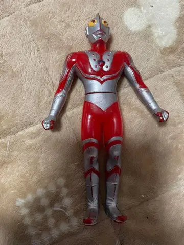 울트라맨 조피 빨간색과 은색 피규어