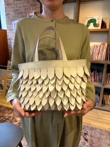 가죽 핸드백 크림색 나뭇잎 디자인 도치기 가죽