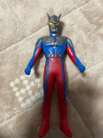 울트라맨 제로 피규어 파랑 빨강