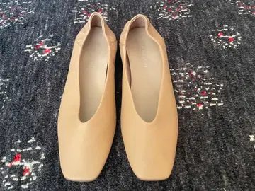 ADAM ET ROPE 베이지 플랫슈즈