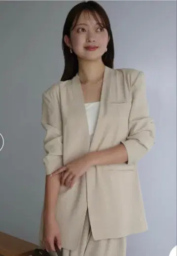 아뉴앙스 라이트 더블 새틴 노카라 자켓