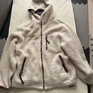 보아 플리스 자켓 후드 부착 크림색