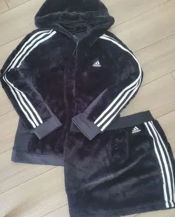 정말 귀여운 아디다스 플리스 블루종 & 스커트 셋업 블랙
