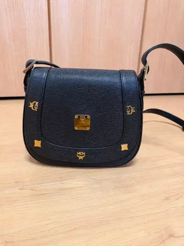 MCM 블랙 가죽 숄더백
