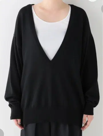 AP STUDIO 블랙 V넥 니트