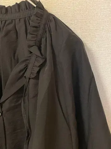 새상품 프릴 컬러 볼륨 슬리브 블라우스 블랙 스픽 앤 스팬