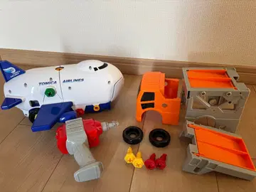 토미카 조립 액션! 커리어카 & 카고 제트 세트