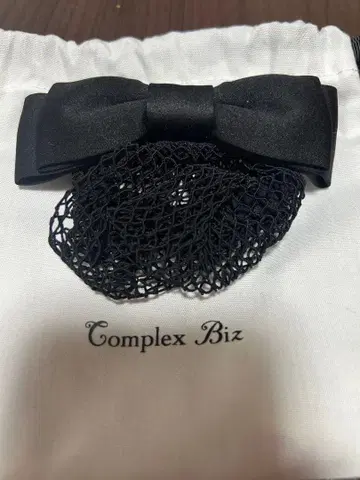 컴플렉스 비즈 시뇽 머리핀 블랙