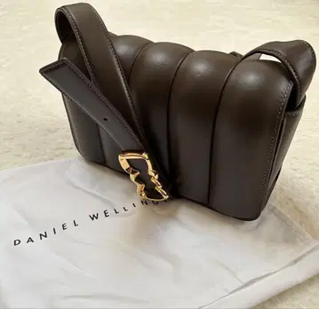 미사용품 다니엘 웰링턴 브라운 숄더백
