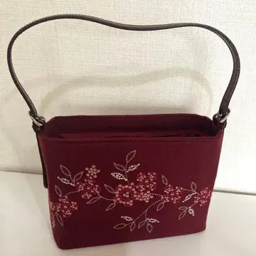 새상품급 GUESS 핸드백 꽃 자수 양장/일본 의류