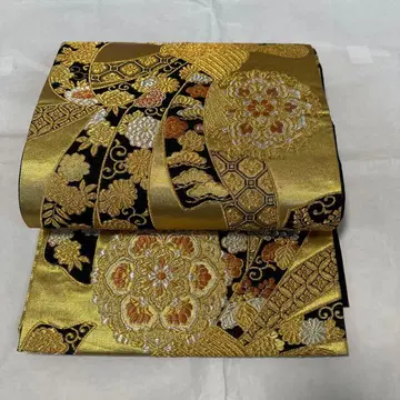 화려한 골드 컬러와 블랙 컬러의 후쿠로 오비