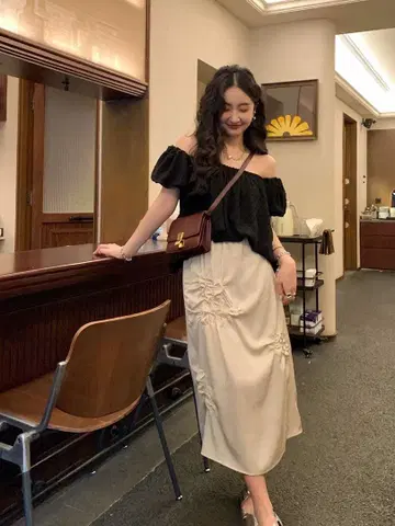 디자이너 베이지 타이트 스커트