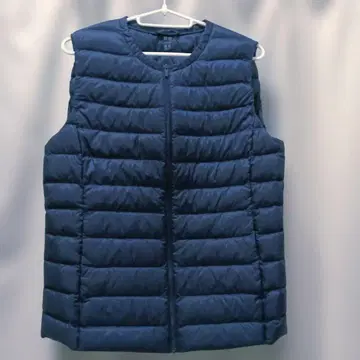새상품급 [ L ] 울트라 라이트 다운 베스트 UNIQLO 네이비