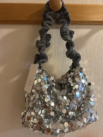 BEAUTY&YOUTH 실버 스팽글 핸드백 FREE