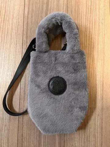 스벅 보틀 숄더 그레이 인조 모피