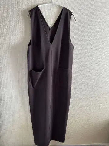 블랙 V넥 슬리브리스 원피스