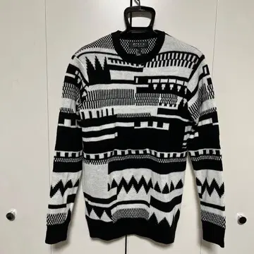 기하학 패턴 니트 스웨터 블랙 화이트