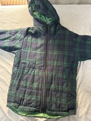 체크 무늬 후드 부착 다운 자켓