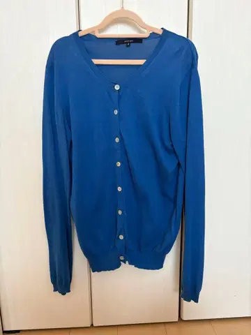 파란색 V넥 긴팔 가디건 MACPHEE