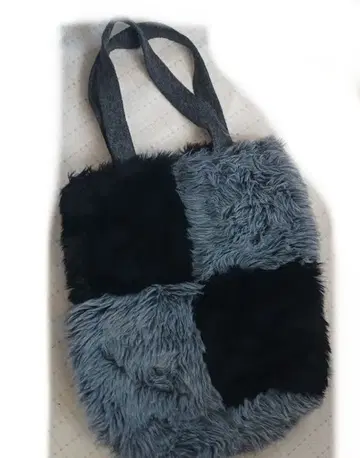 퍼 토트백 그레이와 블랙