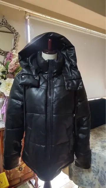 블랙 후드 부착 패딩 자켓