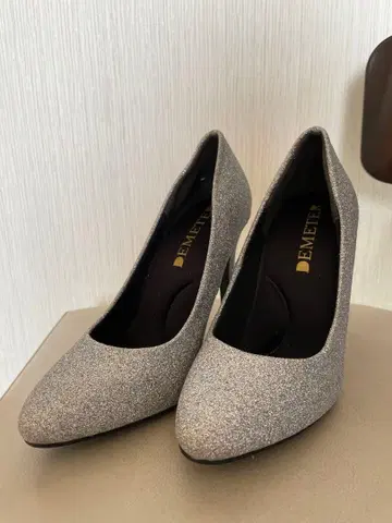 DEMETE 실버 글리터 펌프스
