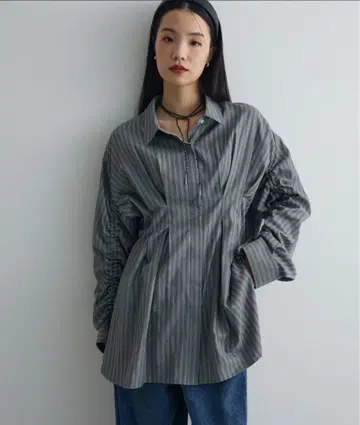 Anriett Musee 드로스트 셔링 허리 턱 셔츠 그레이