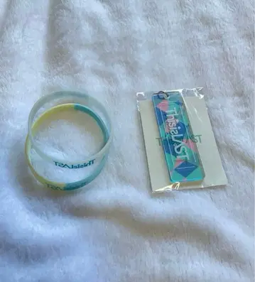 This is LAST 러버 밴드 아크릴 키링